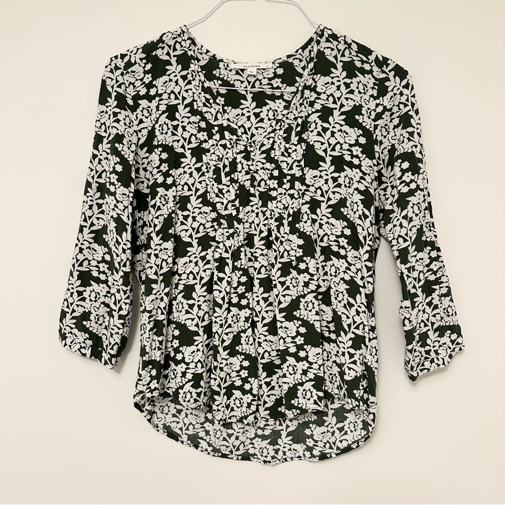 Fun2Fun Green and White Floral Blouse with 3/4 Sleeves Women's Small